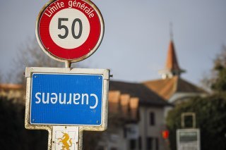 Panneaux de localités à l'envers, comme durant le week-end à Cuarnens (VD): les paysans suisses posent aussi leurs revendications. KEYSTONE/VALENTIN FLAURAUD